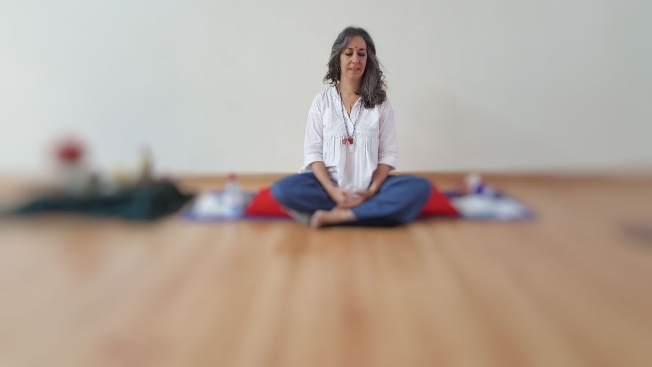 circulo de mujeres meditando